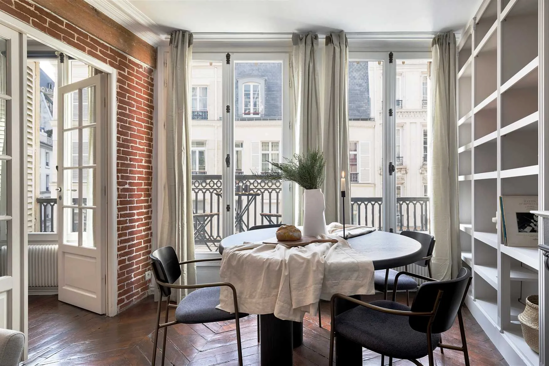 Cozy Paris Flat With Ultra-fast Wifi, Dual Monitors & Private Balcony For Remote Work #3