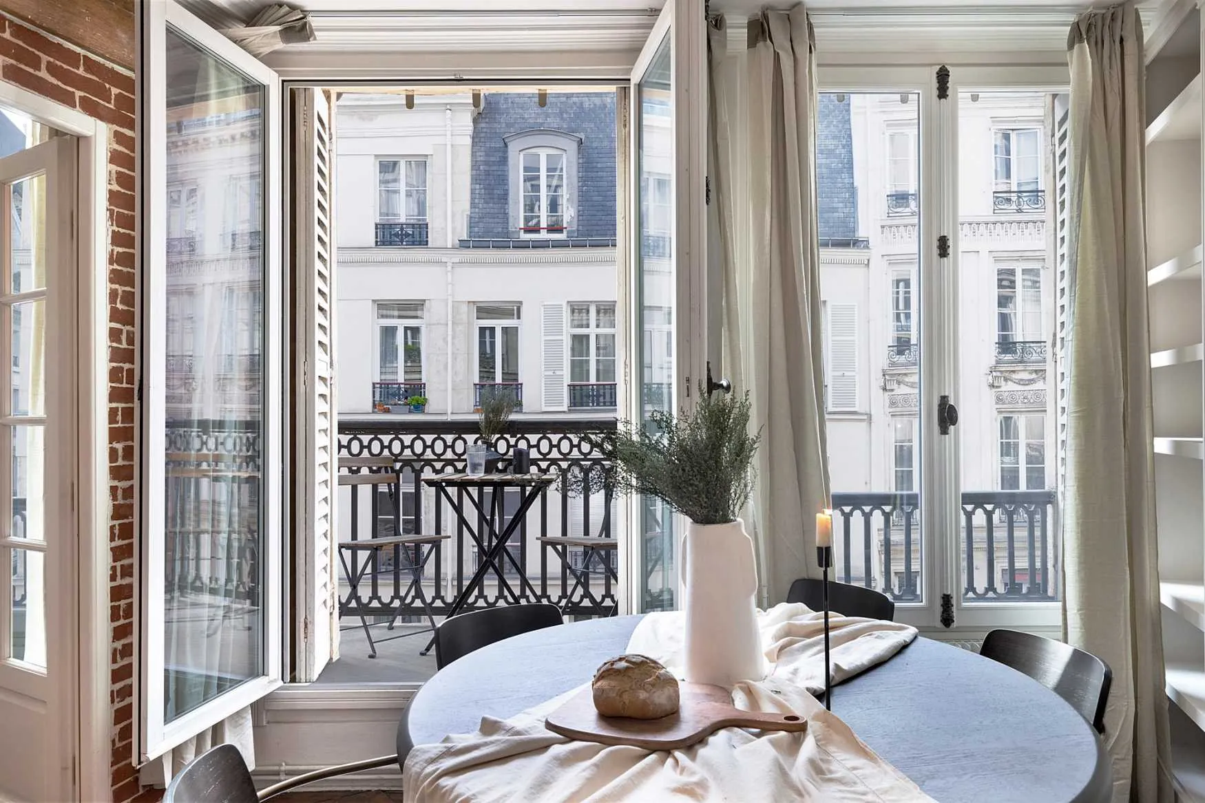 Cozy Paris Flat With Ultra-fast Wifi, Dual Monitors & Private Balcony For Remote Work #4