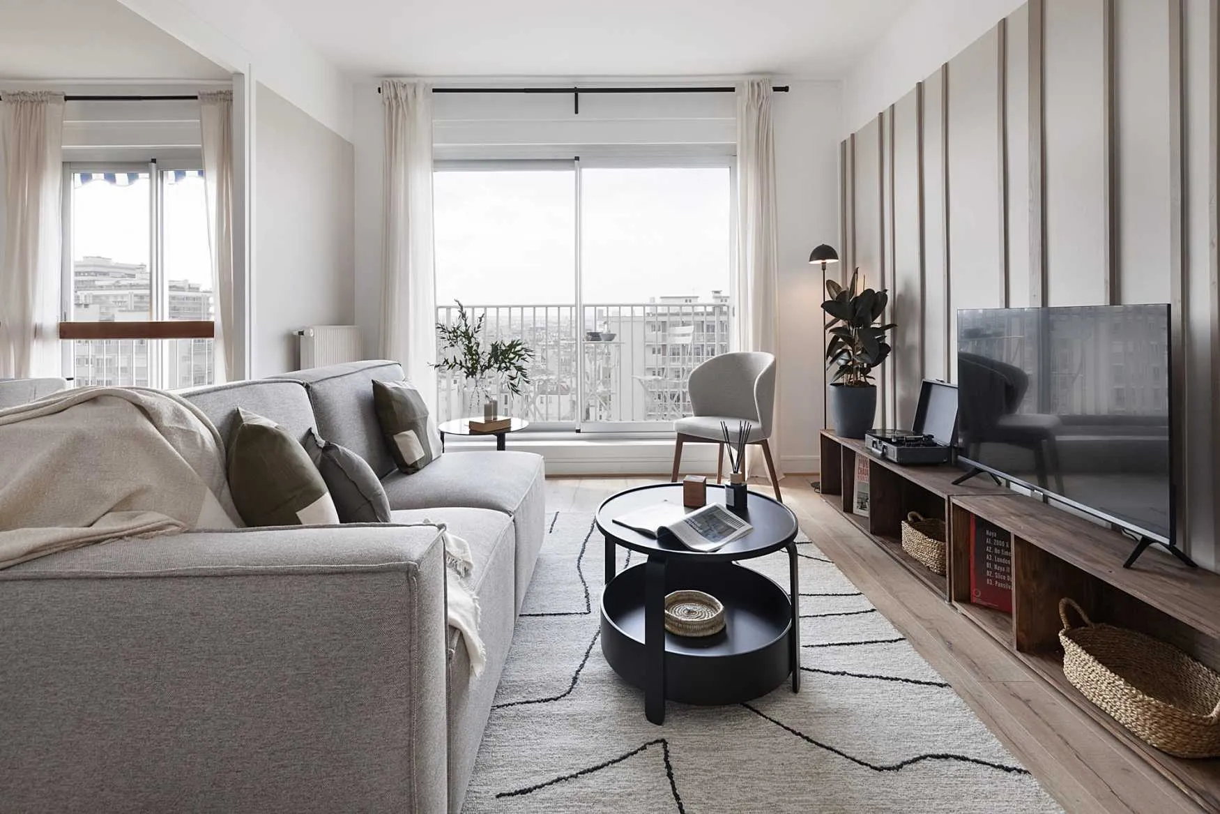 Chic Paris Flat With High-speed Fiber, Pro Workspace & Private Balcony For Remote Work #2