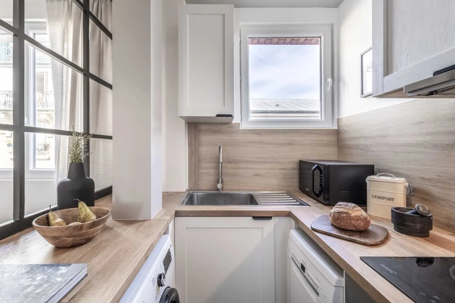Chic 30m2 Paris Studio With Ultra-fast Wifi, Pro Monitors & Ergonomic Setup For Remote Work #5