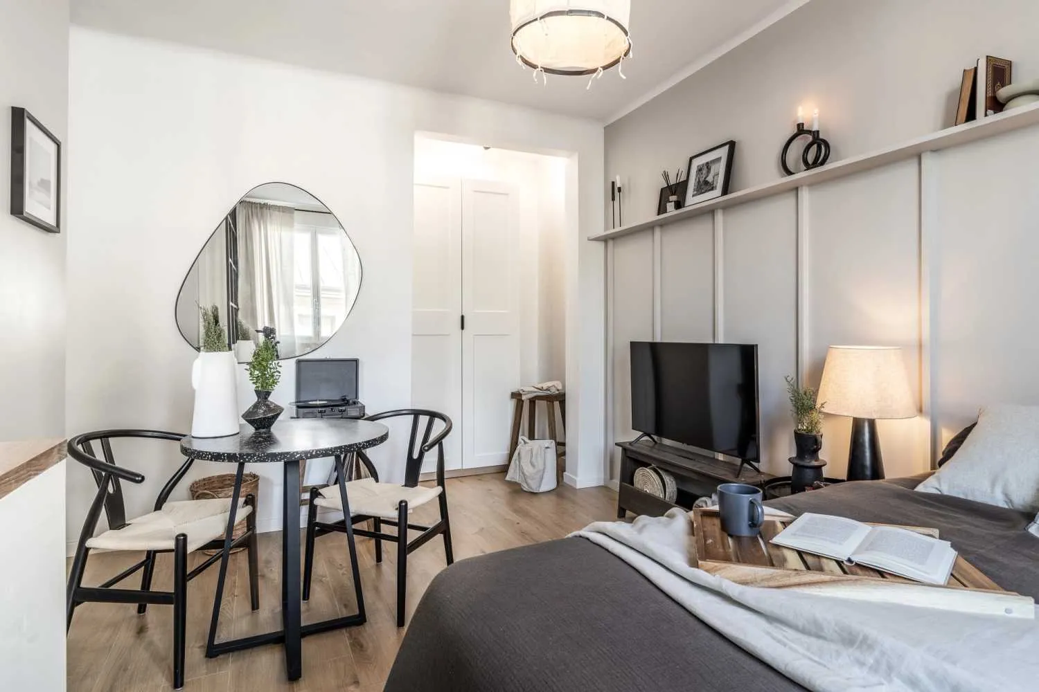 Chic 30m2 Paris Studio With Ultra-fast Wifi, Pro Monitors & Ergonomic Setup For Remote Work #4