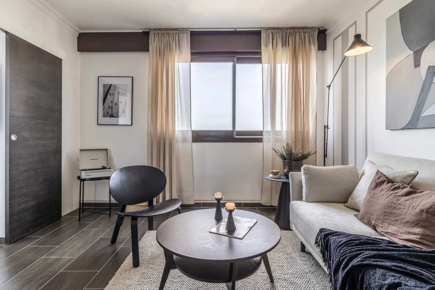 Sleek 47m2 Paris Flat With High-speed Fiber & Pro Home Office Setup For Digital Nomads #2