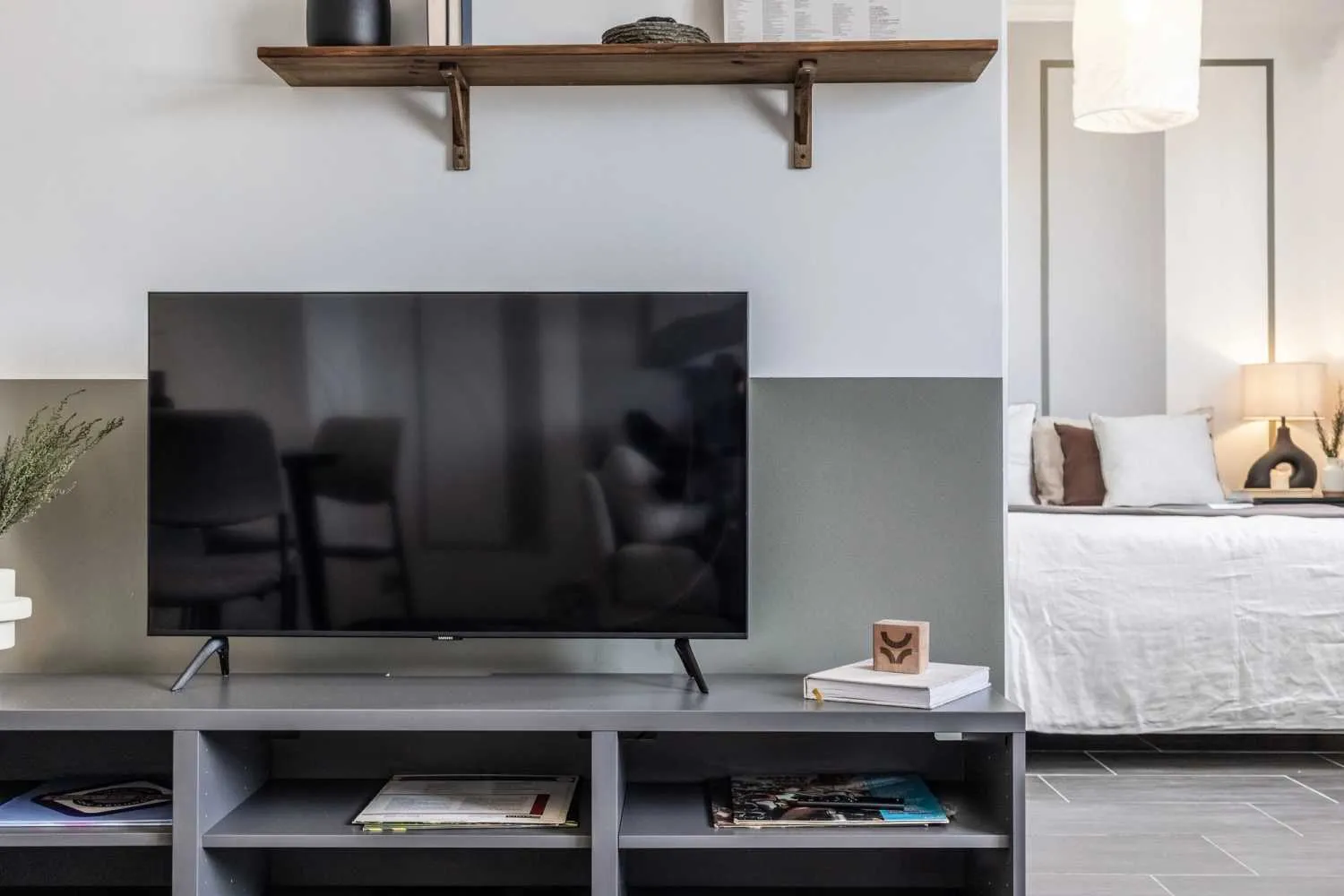 Sleek 47m2 Paris Flat With High-speed Fiber & Pro Home Office Setup For Digital Nomads #4