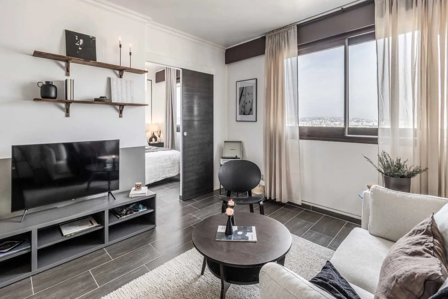 Sleek 47m2 Paris Flat With High-speed Fiber & Pro Home Office Setup For Digital Nomads #3