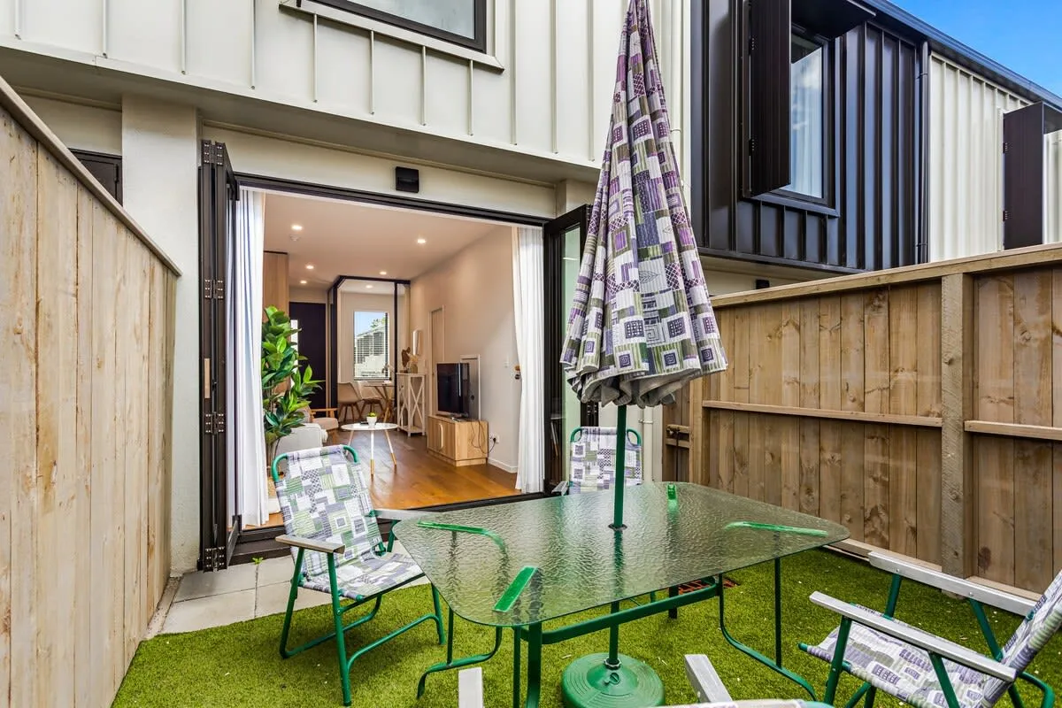 Stylish Intimate 2br Flat In Grey Lynn - Dedicated Desk, Fast Wi-fi & Private Patio