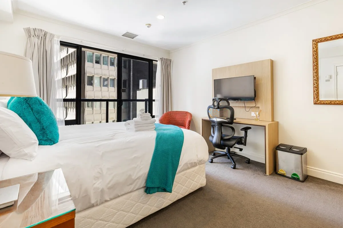 Upscale Compact Studio With Dedicated Work Nook On Queen St, Auckland #3
