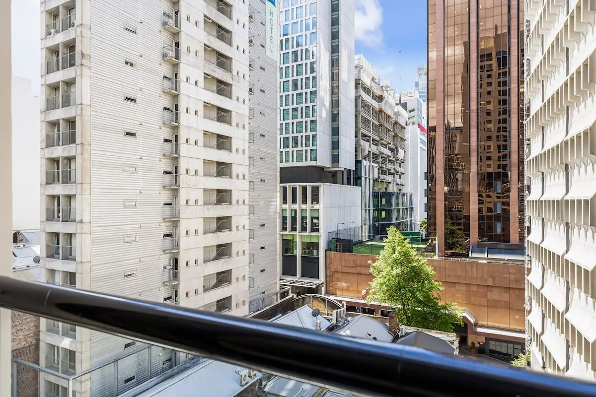 Upscale Compact Studio With Dedicated Work Nook On Queen St, Auckland