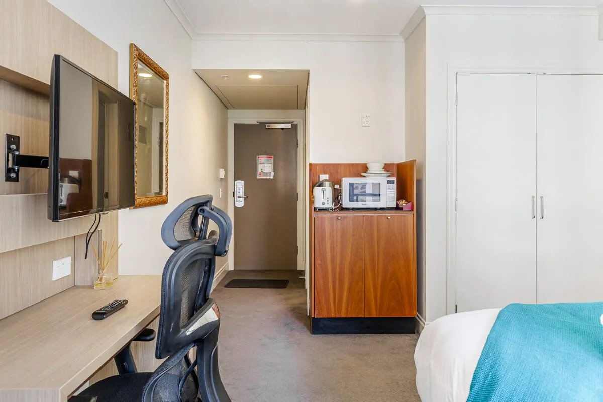 Upscale Compact Studio With Dedicated Work Nook On Queen St, Auckland #4