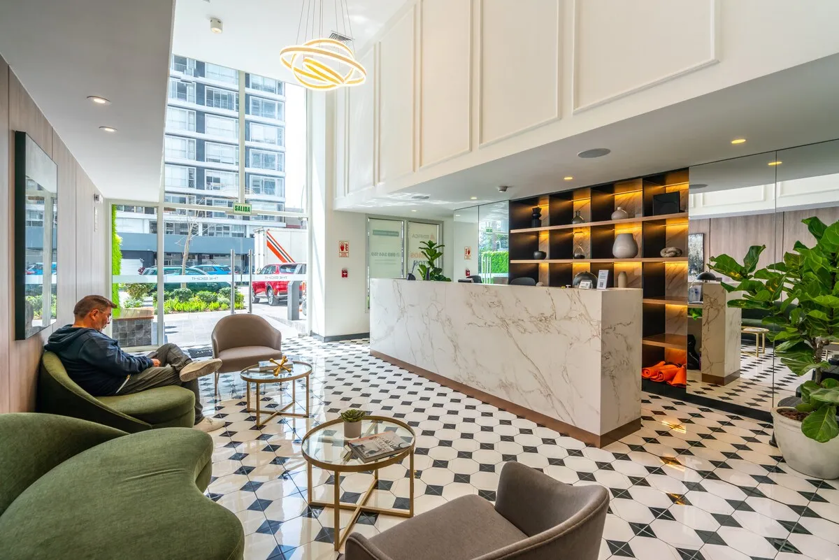 1BR w/ Iconic Rooftop & Panoramic Views #4
