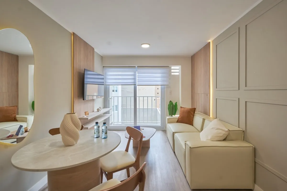 Bright 2BR w/ Balcony Steps from Malecón