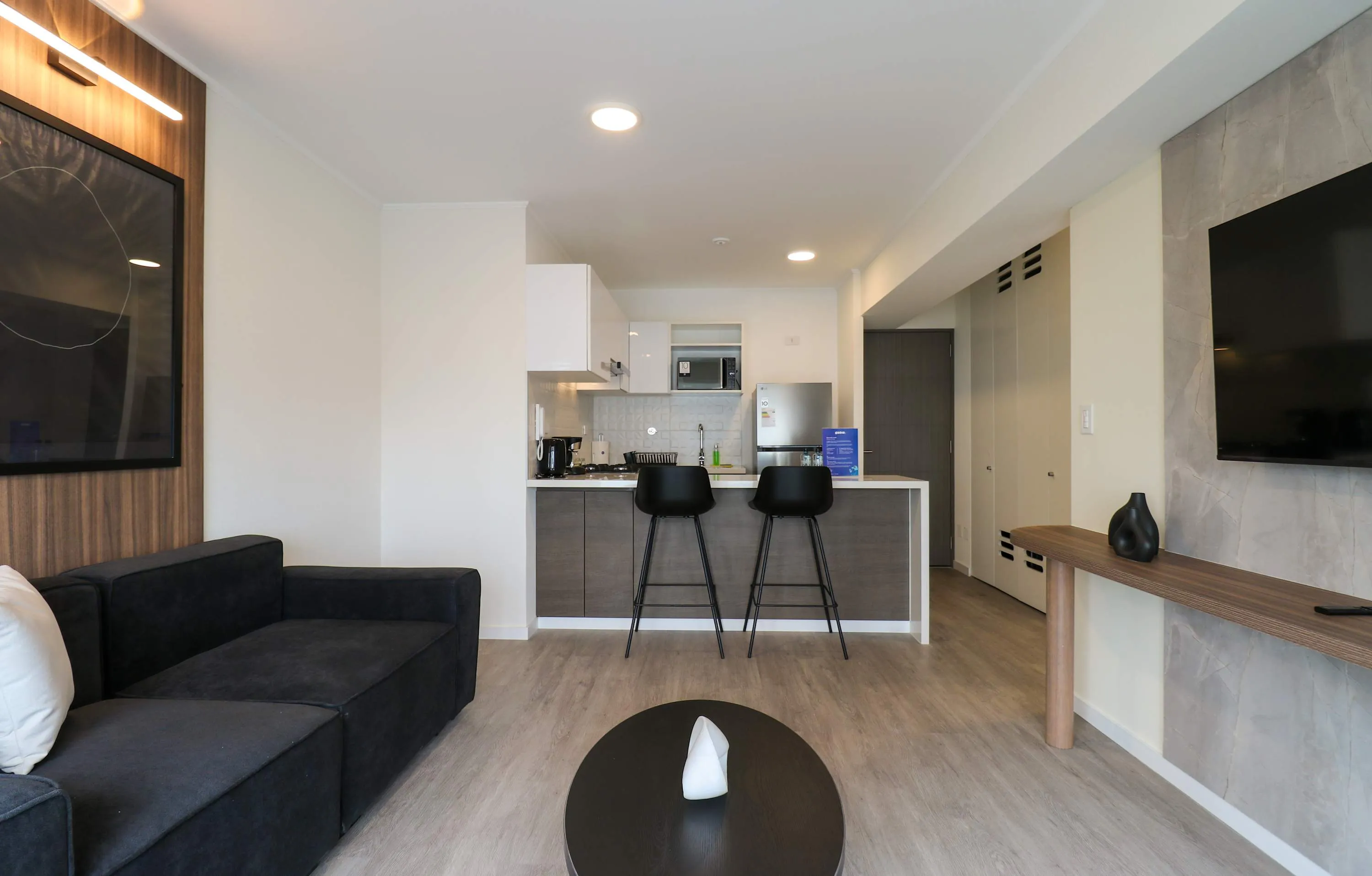 Bright & Trendy 1BR w/Balcony in Miraflores #2