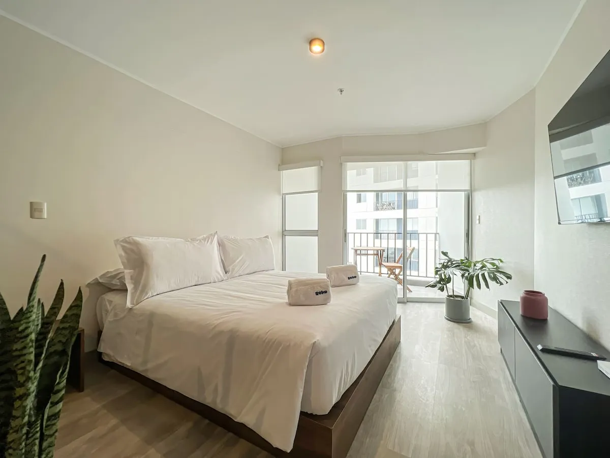 Roomy 1br Flat In Lima's Barranco: Balcony Workspace For Remote Professionals