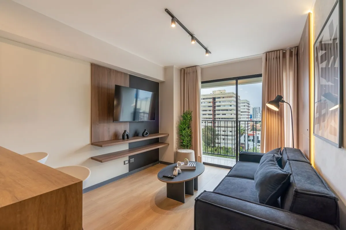 Work-from-home Executive Flat W/ Balcony: Premium 1br In Lima's Magdalena Del Mar