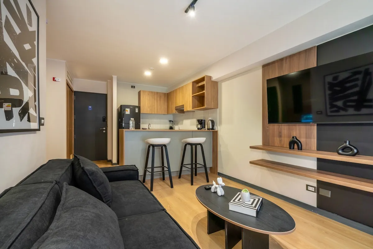 Work-from-home Executive Flat W/ Balcony: Premium 1br In Lima's Magdalena Del Mar #5