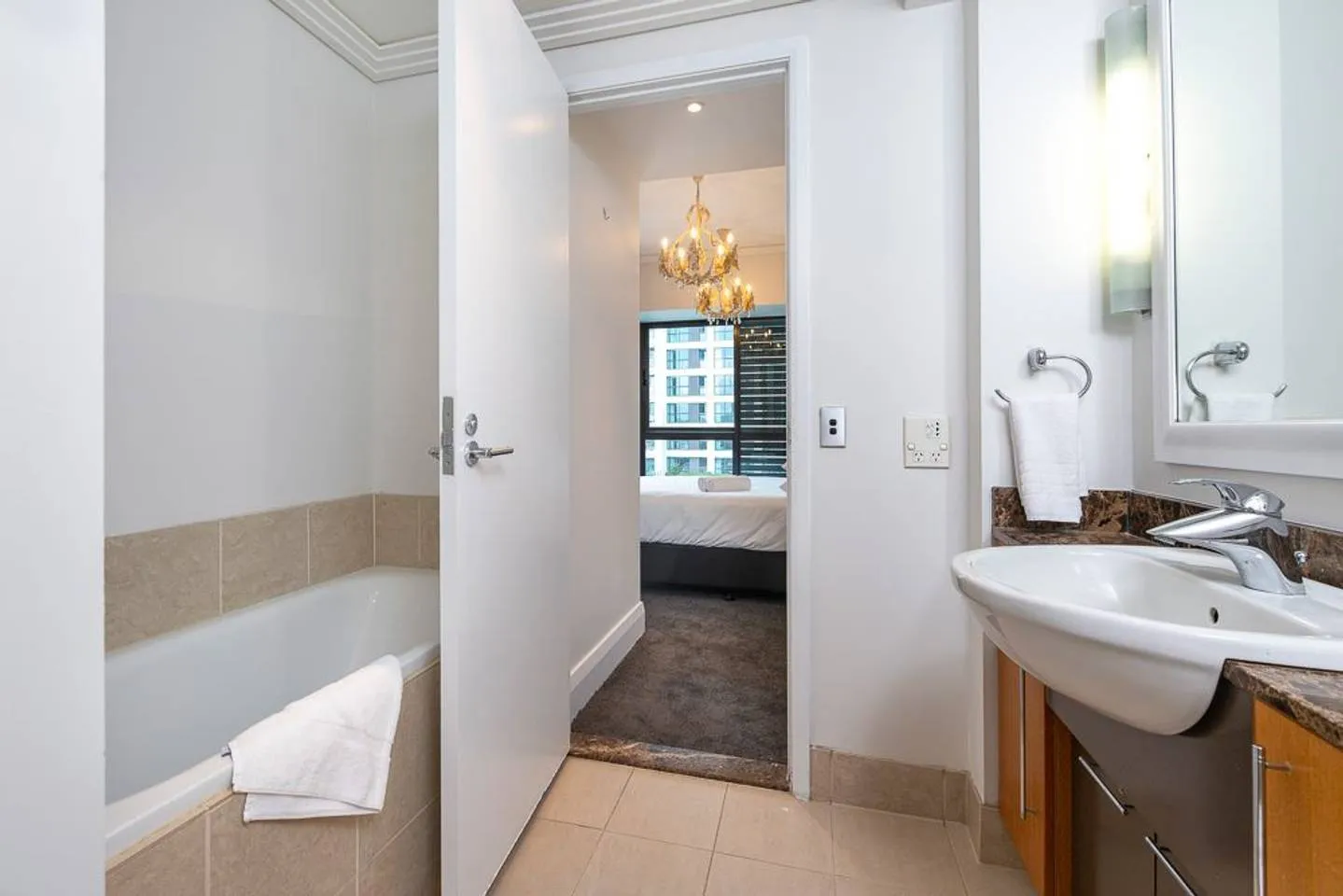 Luxurious Efficient 1br Auckland Flat - Dedicated Home Office & High-speed Wifi #3