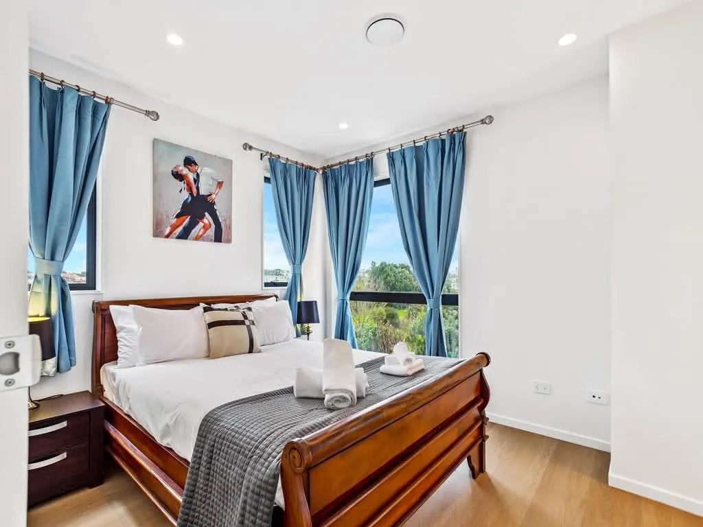 Cozy Professional Auckland Flat For Digital Nomads, Dedicated Home Office & Fast Wifi, 3br