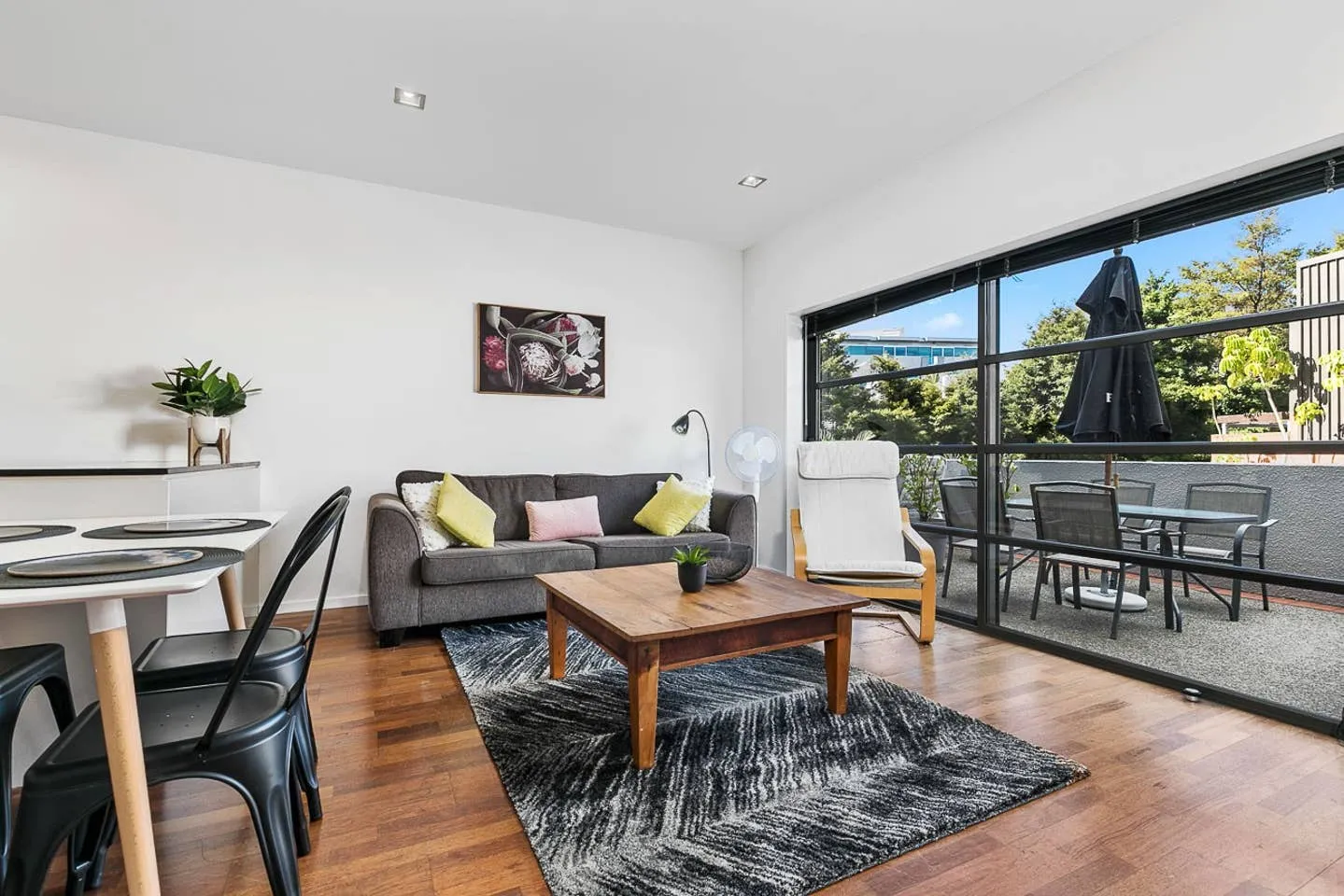 Sleek Auckland 2br Flat - Intimate Space, Dedicated Home-office & Free Parking