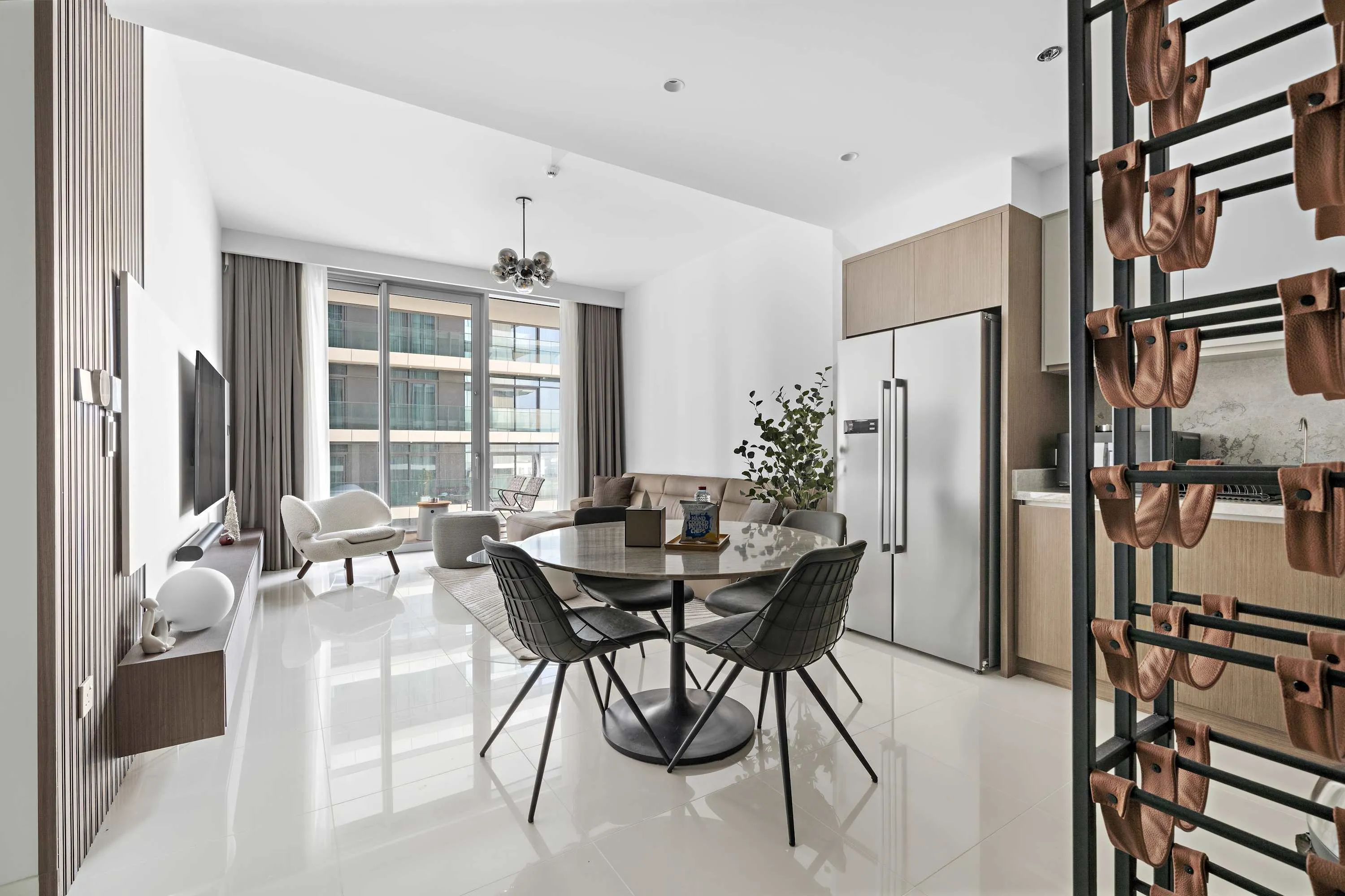 Sophisticated 2br Flat With Dedicated Home Office In Dubai's Beach Isle District