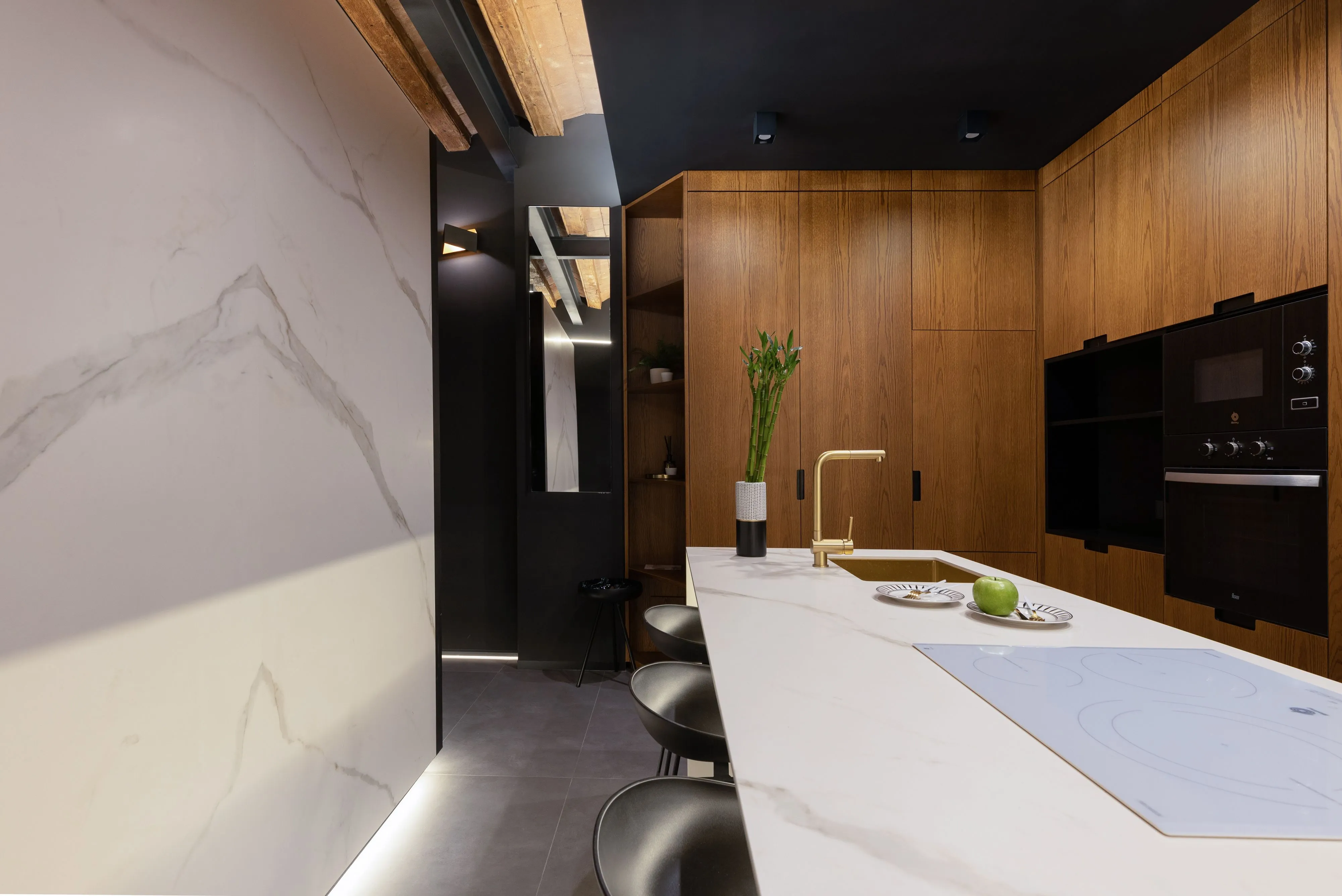 Elegant 70m2 Barcelona Flat With High-speed Wifi, Dual Monitors & Chef's Kitchen #4