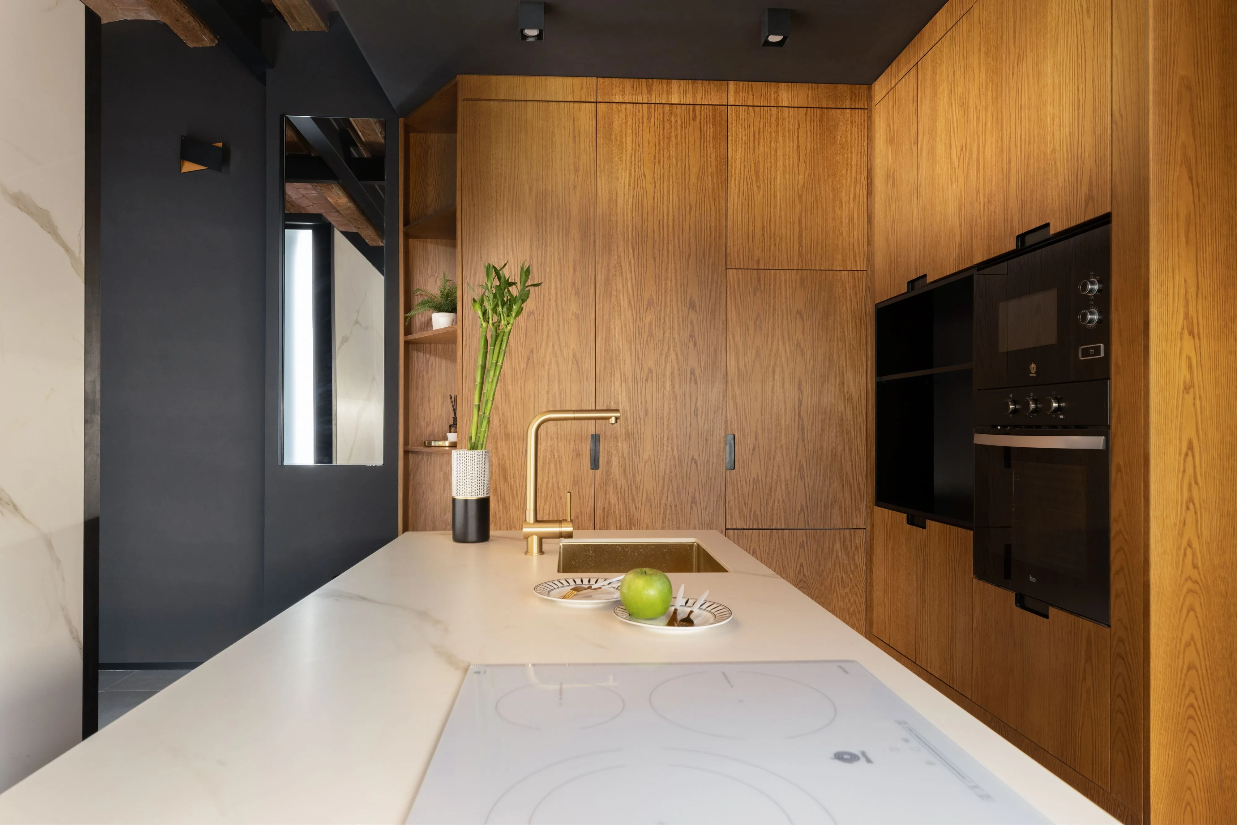 Elegant 70m2 Barcelona Flat With High-speed Wifi, Dual Monitors & Chef's Kitchen #5