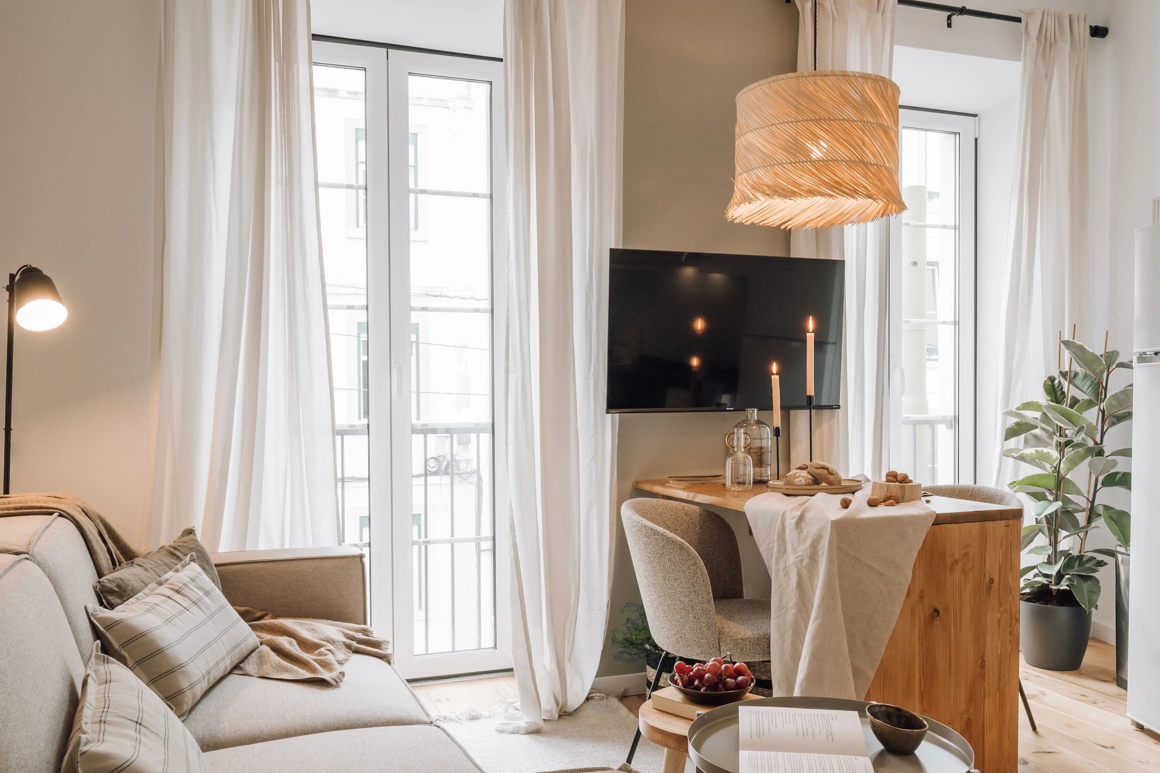 Stylish Lisbon 48m2 Flat With Gigabit Internet, Pro Monitors & Chef's Kitchen For Remote Work #2