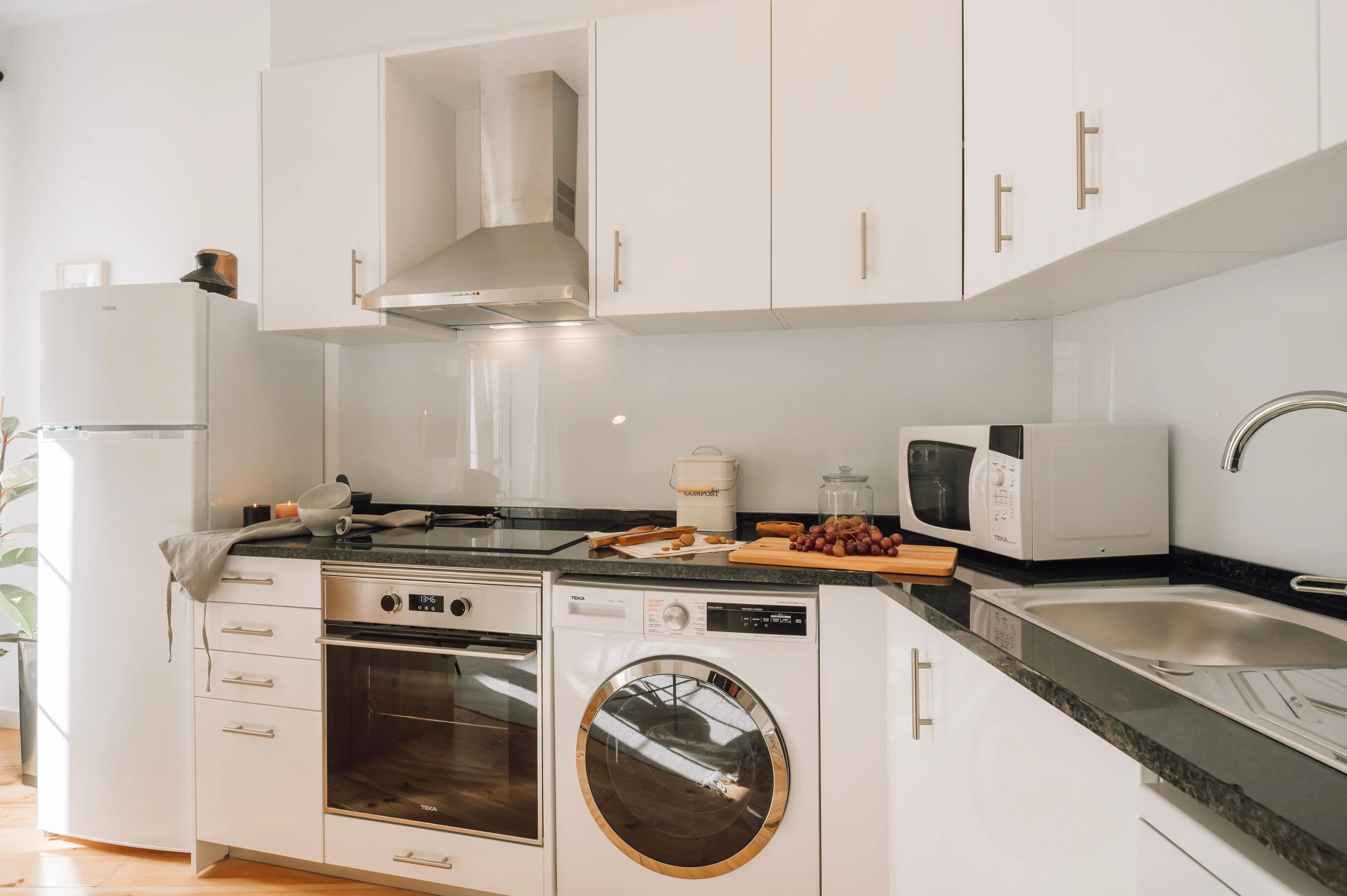 Stylish Lisbon 48m2 Flat With Gigabit Internet, Pro Monitors & Chef's Kitchen For Remote Work #5