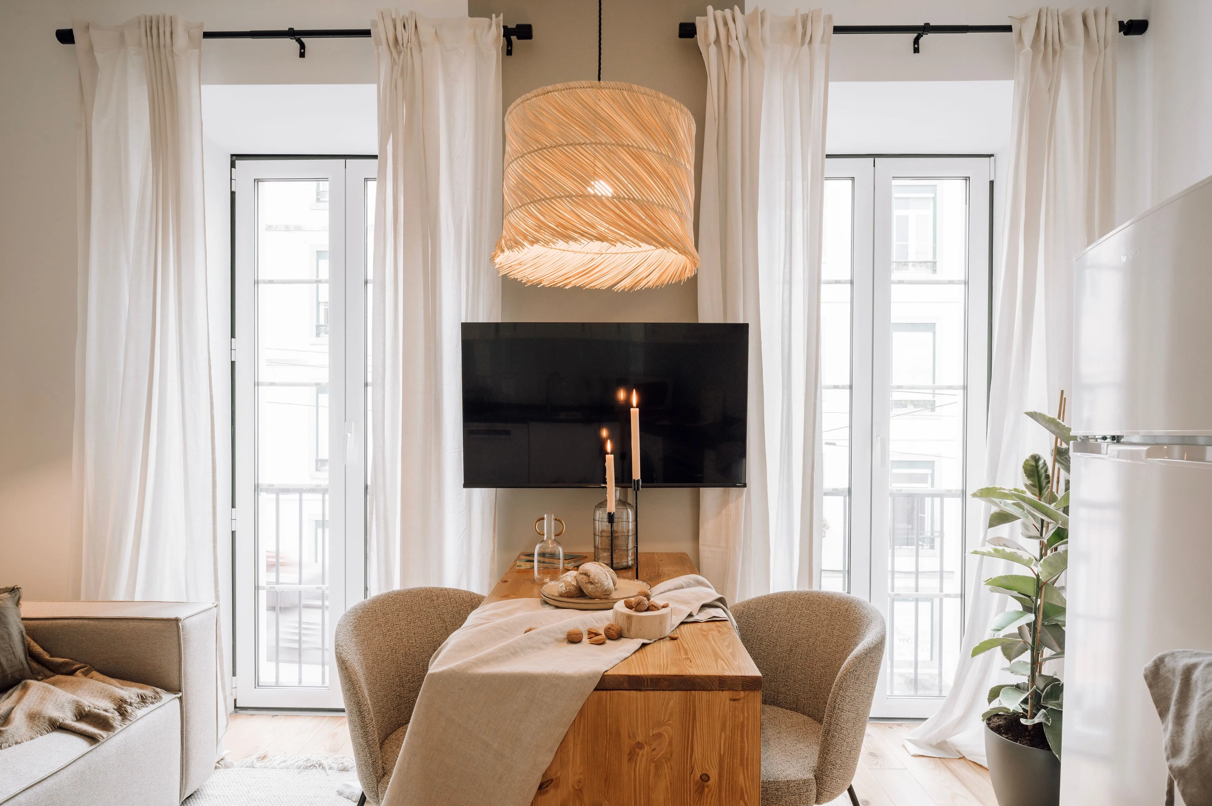 Stylish Lisbon 48m2 Flat With Gigabit Internet, Pro Monitors & Chef's Kitchen For Remote Work #3