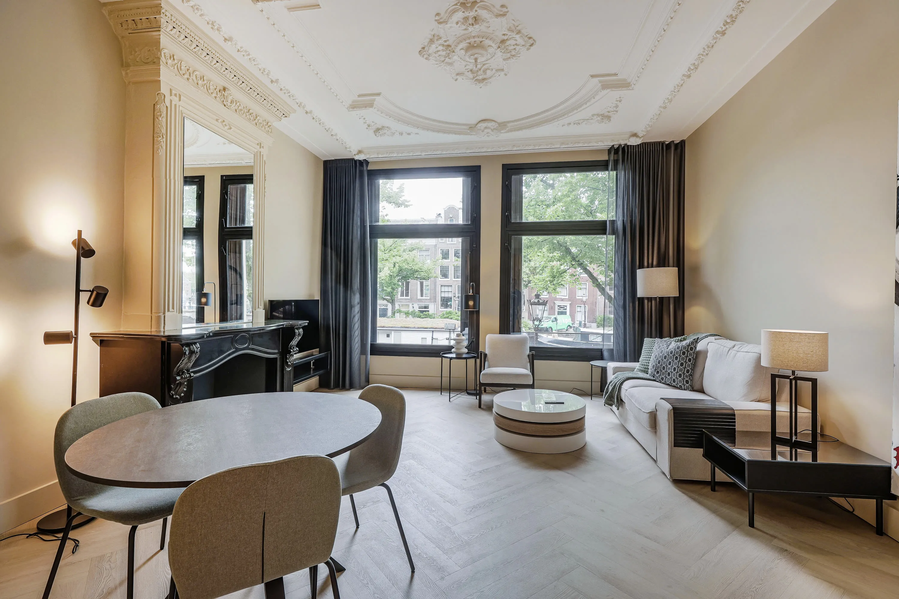 Work From Home On Keizersgracht: Spacious Contemporary Canal-view Flat, Amsterdam #2