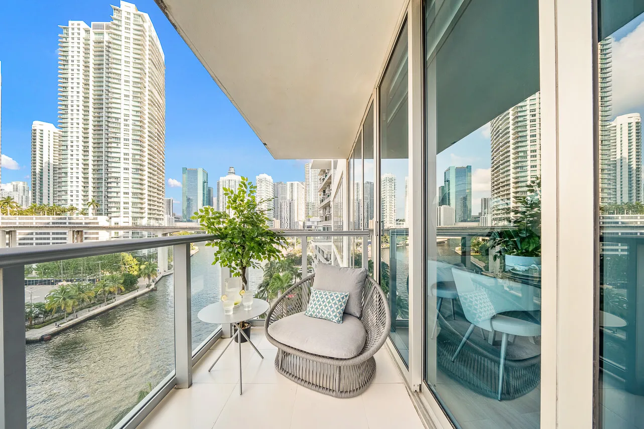 Curated Miami Flat With Efficient Layout And Dedicated Workspace For Remote Work #4