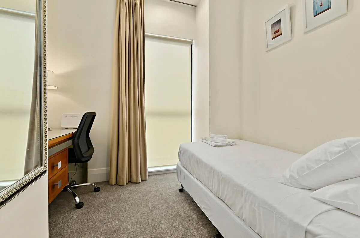 Refined 2br Viaduct Flat With Built-in Home Office - Digital Nomad Friendly Auckland #2