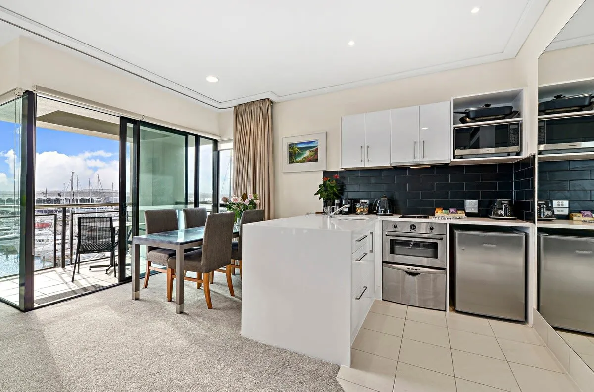 Refined 2br Viaduct Flat With Built-in Home Office - Digital Nomad Friendly Auckland