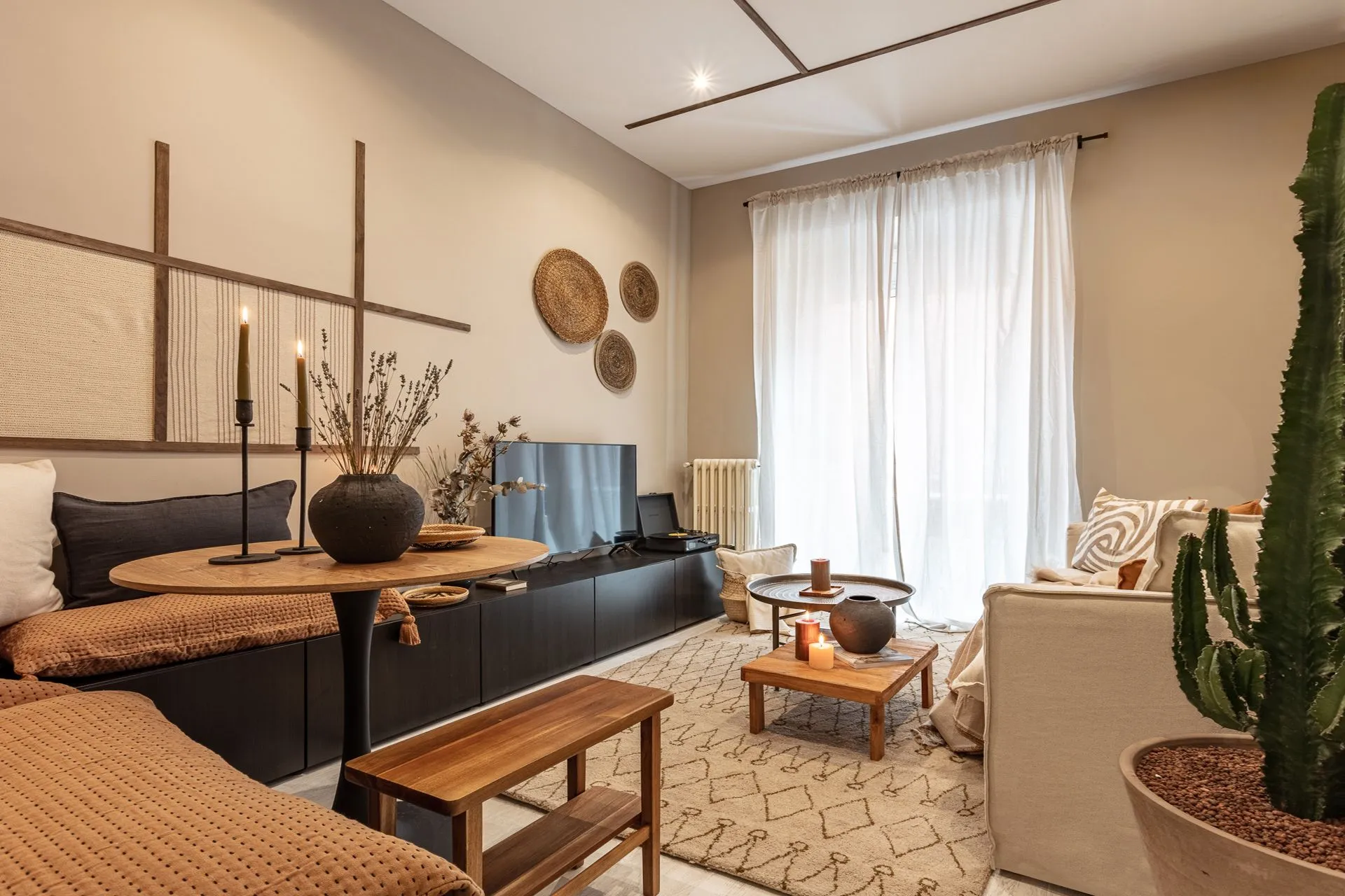 Airy Madrid Executive Flat With High-speed Fiber & Pro Home Office Setup #2