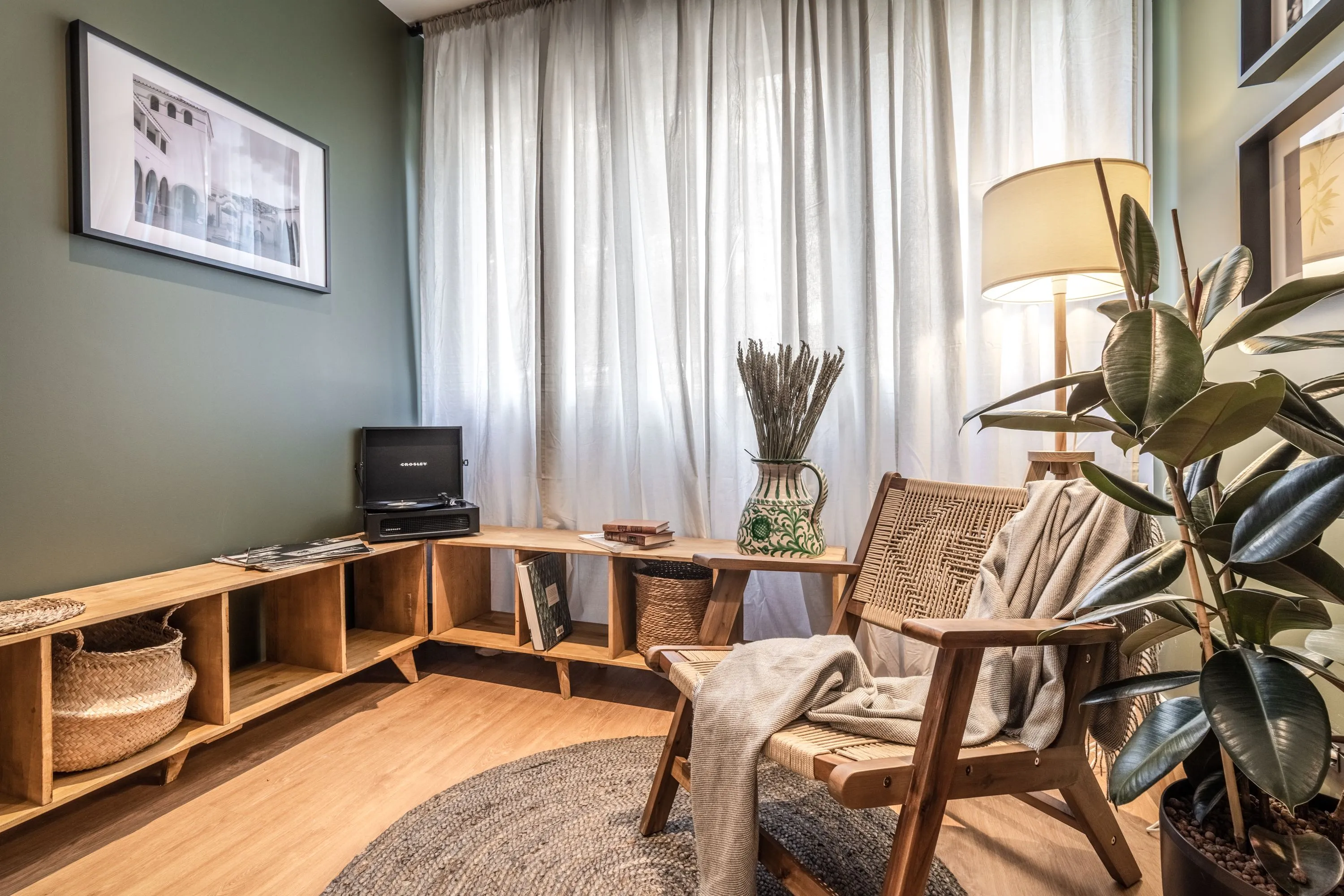 Refined Madrid Flat With High-speed Fiber And Ergonomic Home Office Setup #4