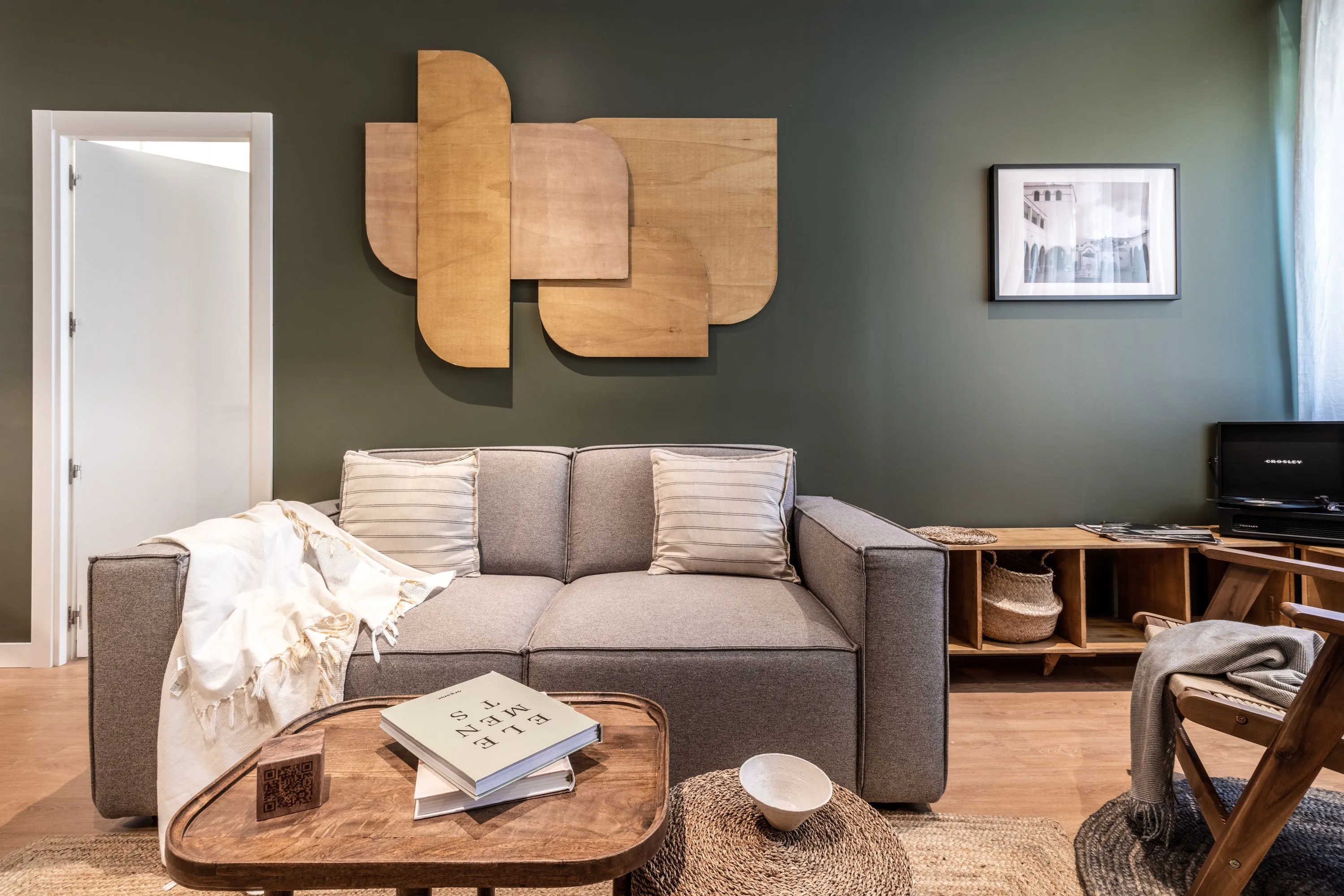 Refined Madrid Flat With High-speed Fiber And Ergonomic Home Office Setup #5