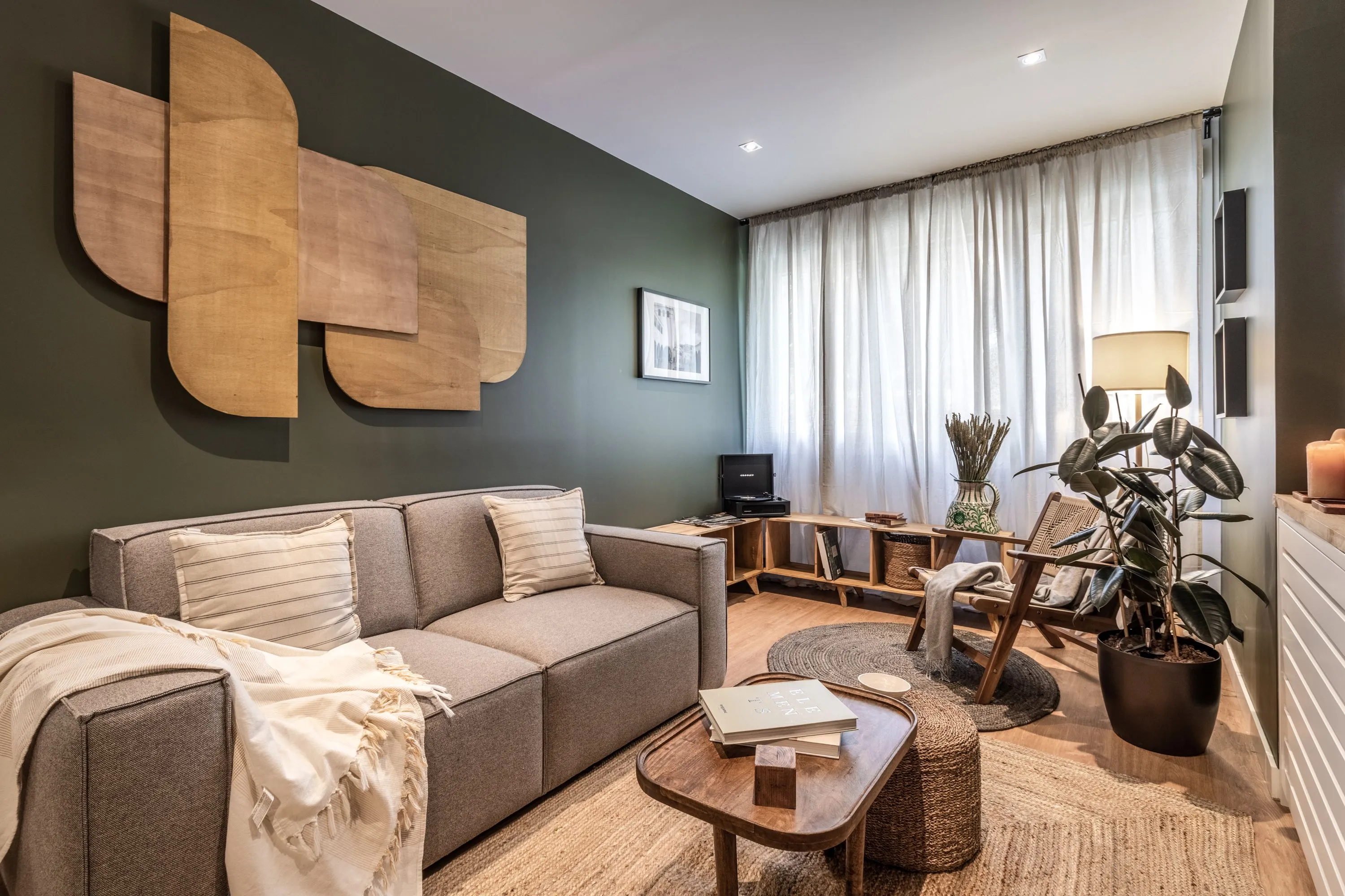 Refined Madrid Flat With High-speed Fiber And Ergonomic Home Office Setup #2