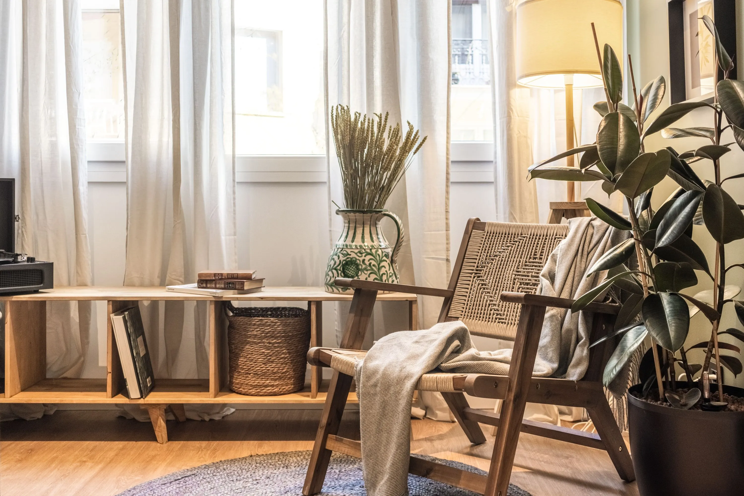 Refined Madrid Flat With High-speed Fiber And Ergonomic Home Office Setup #3
