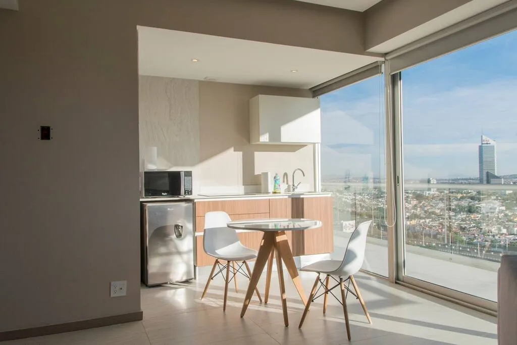 Sleek 1-bedroom Flat With Dedicated Home Office In Downtown For Remote Work