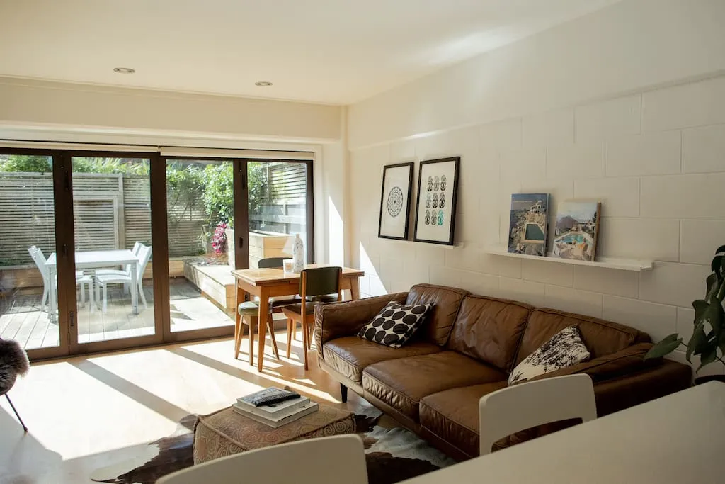 Intimate Contemporary 2br Auckland Flat - Dedicated Work Nook, Sun Patio