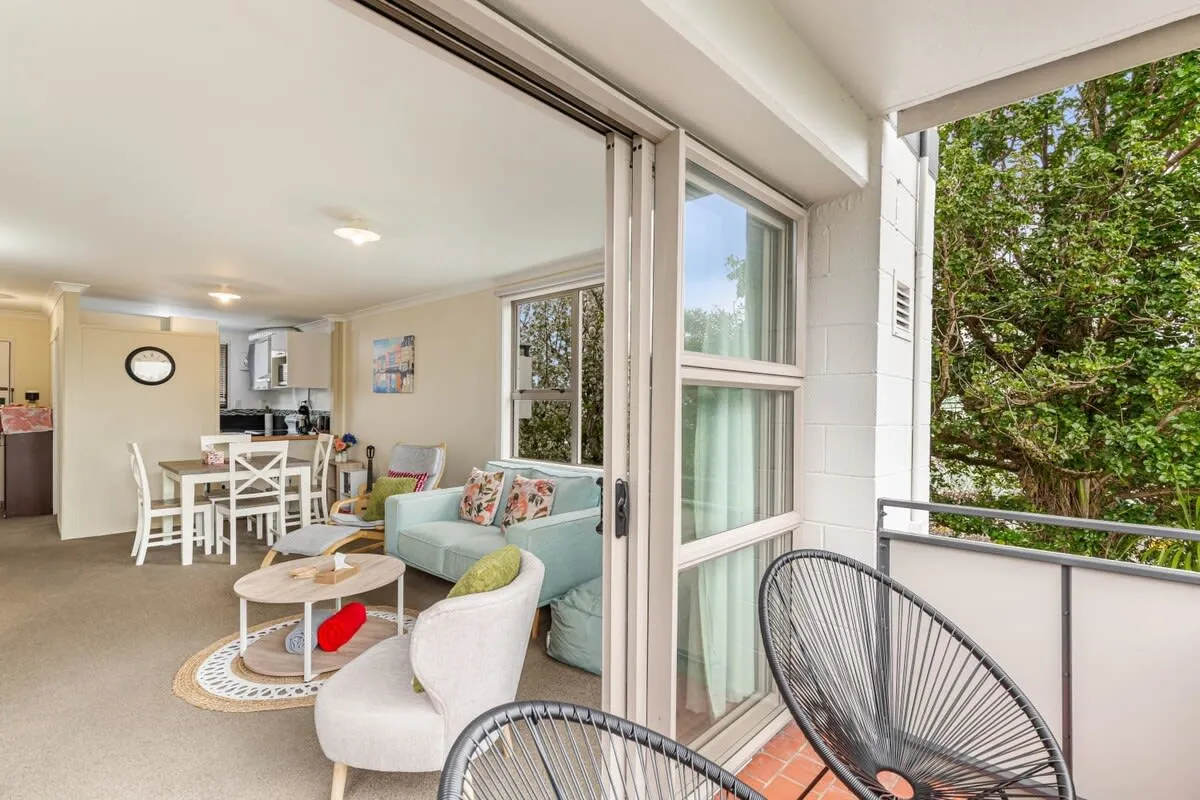Refined Contemporary Flat In Auckland - Compact 2br With Home Office & Fast Wifi