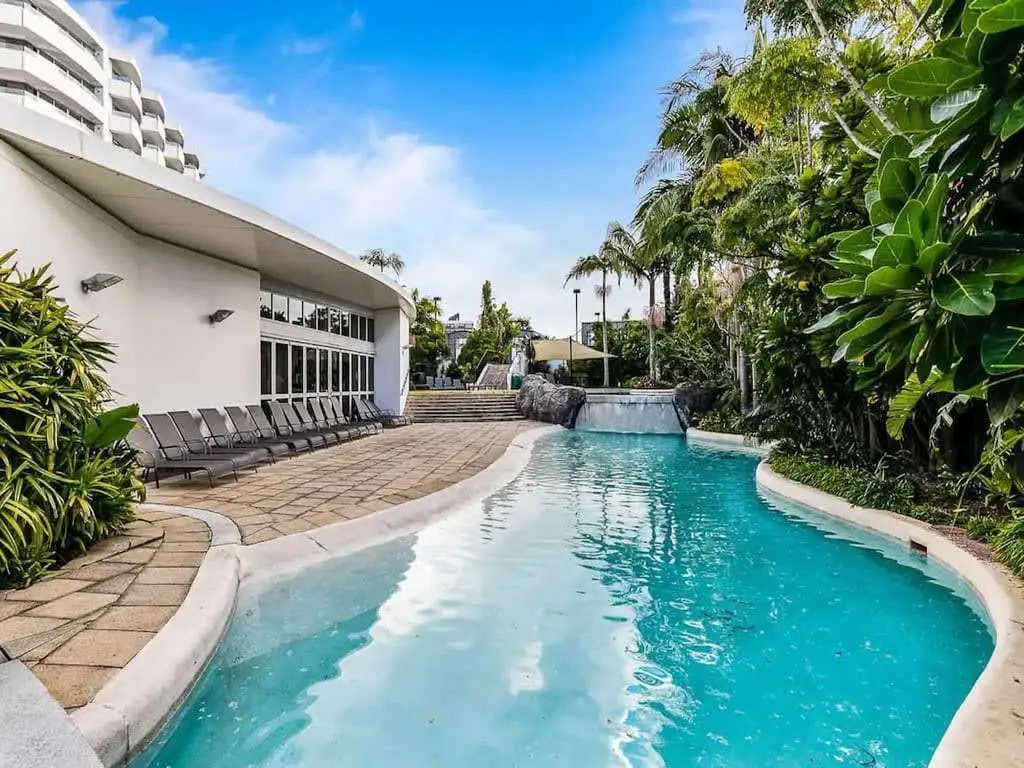 Refined Compact Flat In Auckland -- Dedicated Desk, Fast Wifi, Gym & Parking