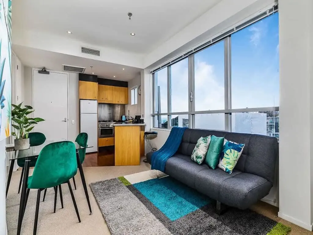 Refined Compact Flat In Auckland -- Dedicated Desk, Fast Wifi, Gym & Parking #4