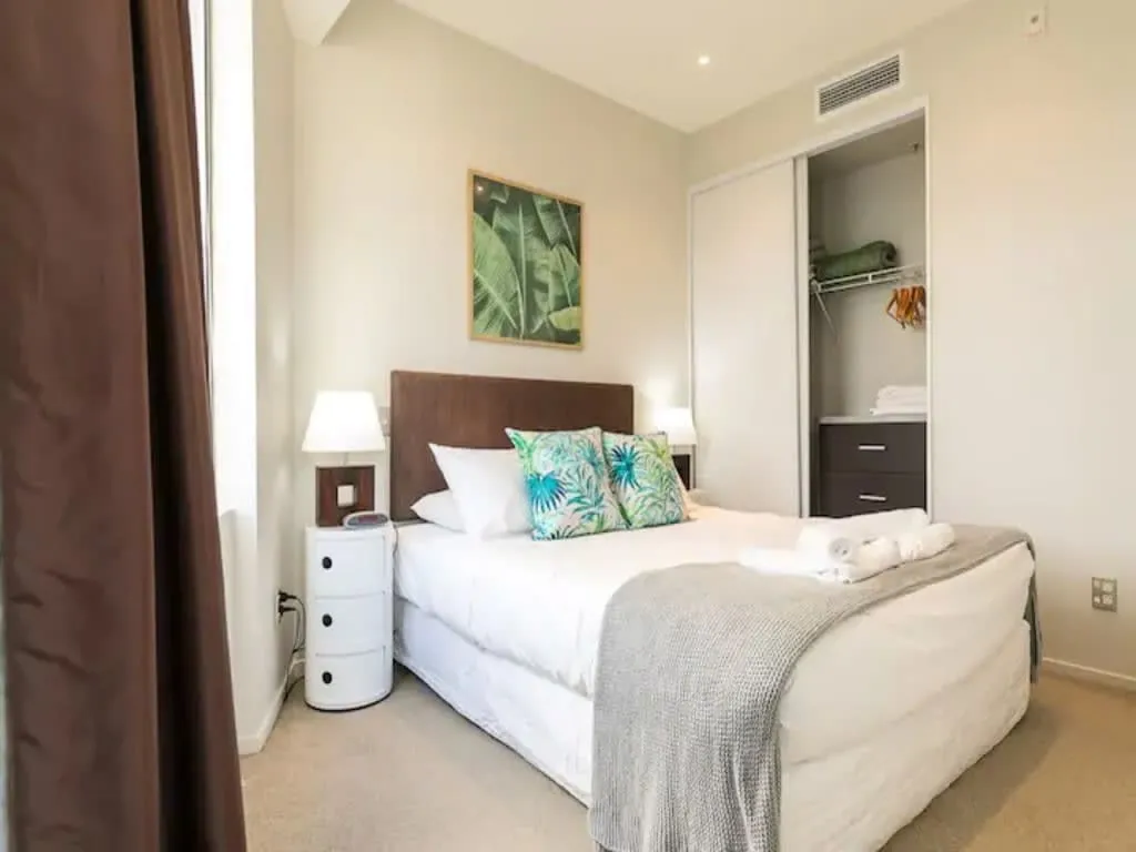 Refined Compact Flat In Auckland -- Dedicated Desk, Fast Wifi, Gym & Parking #5