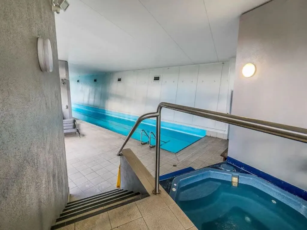 Refined Compact Flat In Auckland -- Dedicated Desk, Fast Wifi, Gym & Parking #2