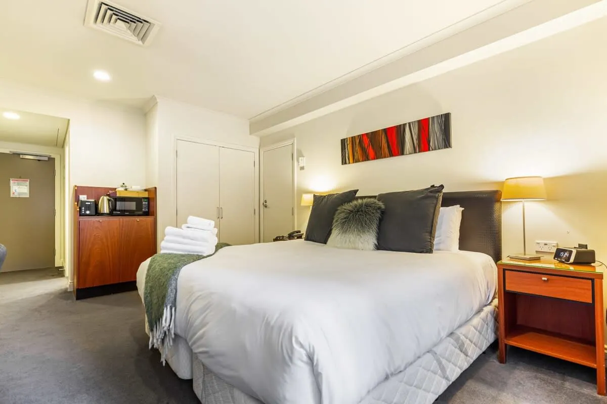 Stylish Modern Studio In Auckland: Charming Digital-nomad Setup With Dedicated Workspace #5