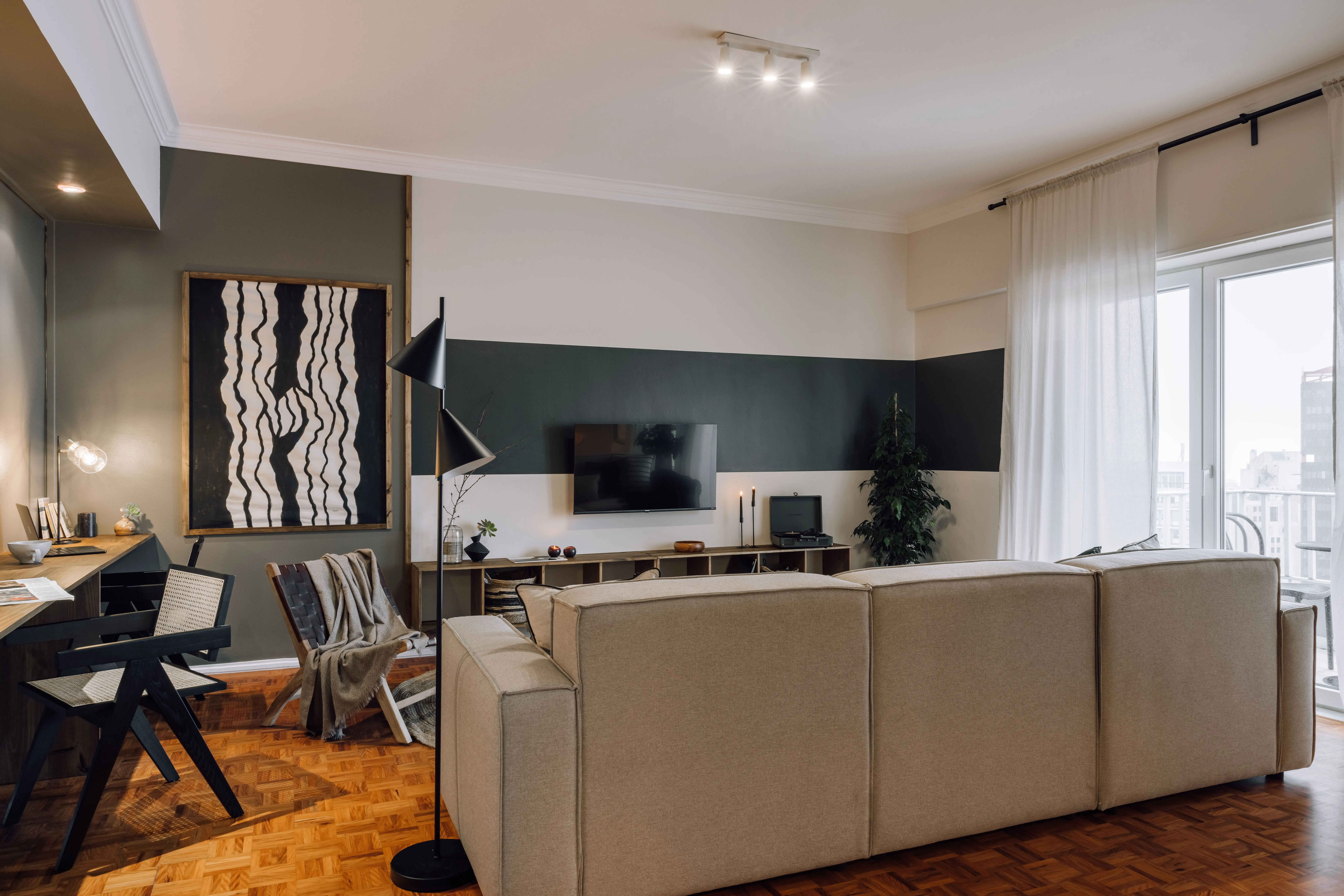 Stylish Lisbon Flat With High-speed Fiber & Pro Streaming Setup For Remote Work #4