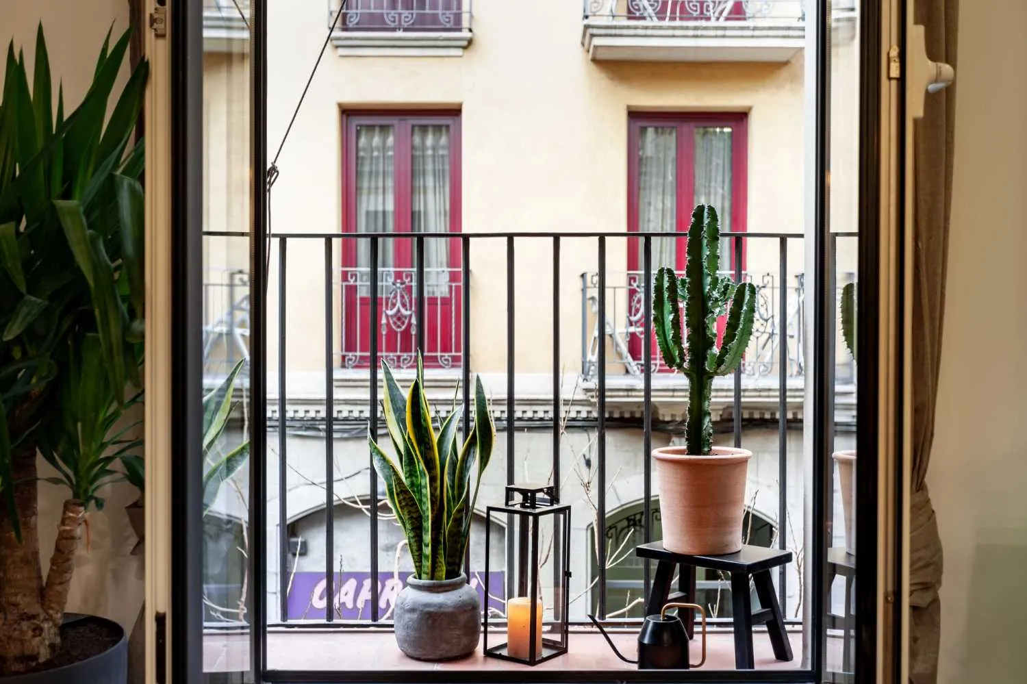 Contemporary 42m2 Barcelona Flat With High-speed Fiber, Pro Workspace & Chef's Kitchen #5
