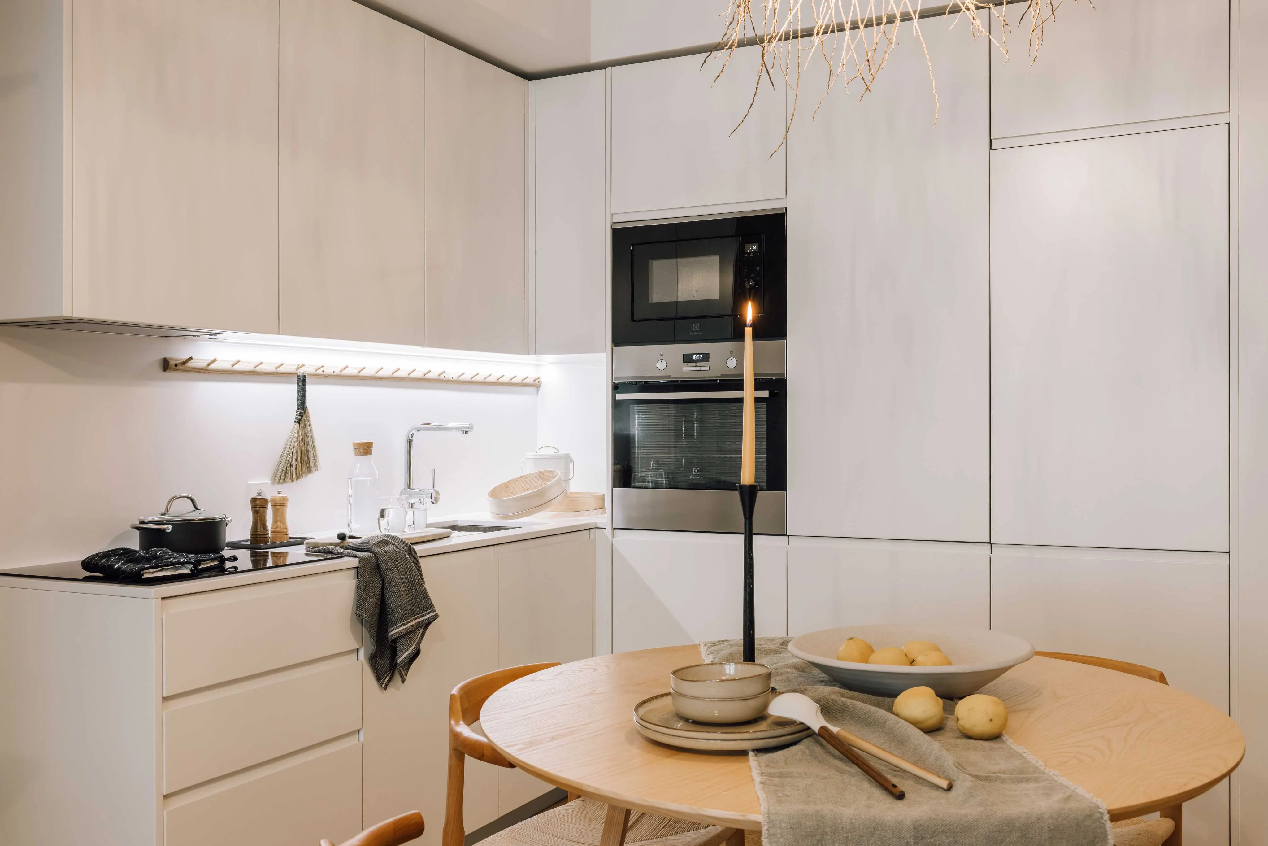 Chic Lisbon Flat With Gigabit Internet, External Displays & Pro Workstation #5