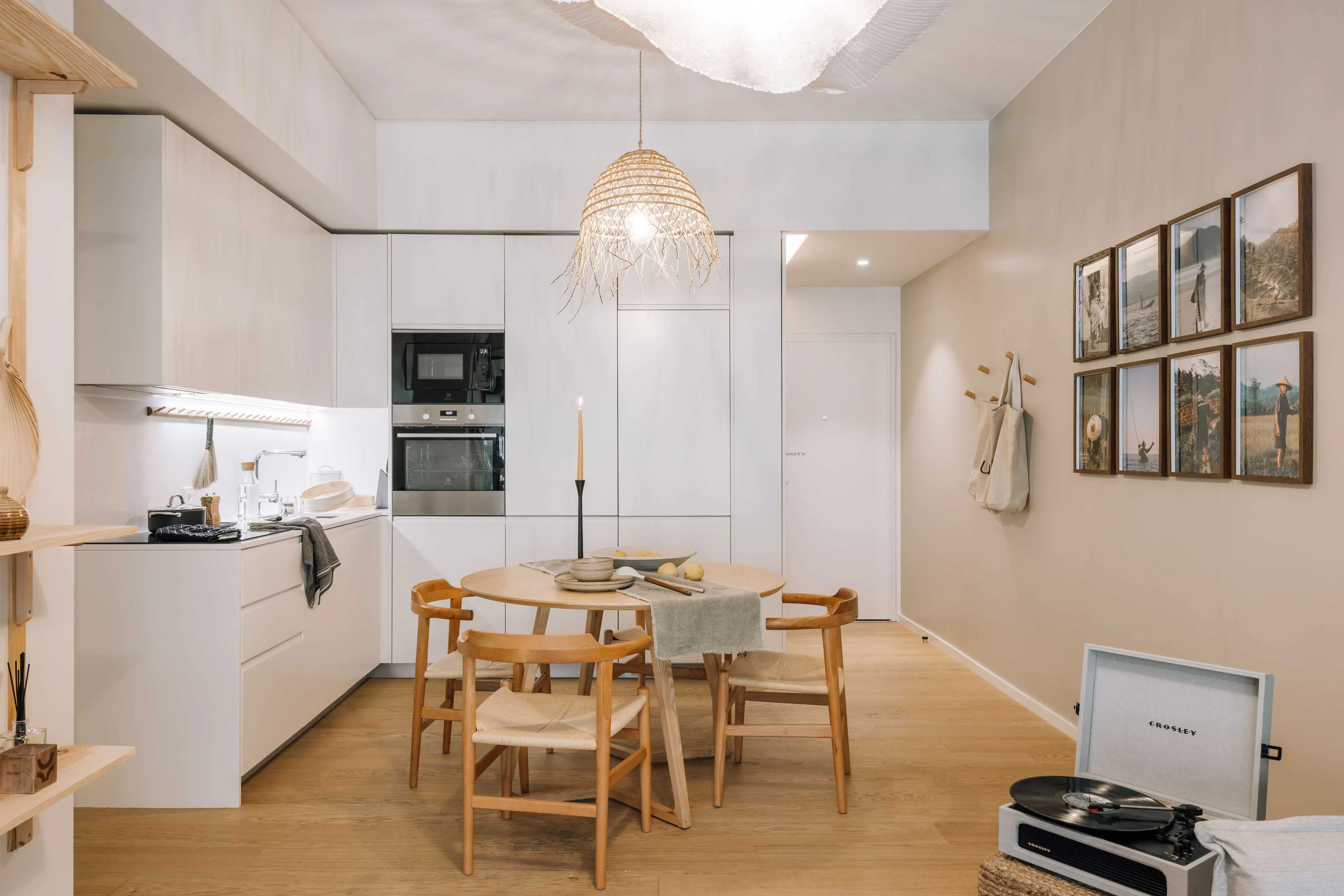 Chic Lisbon Flat With Gigabit Internet, External Displays & Pro Workstation #4