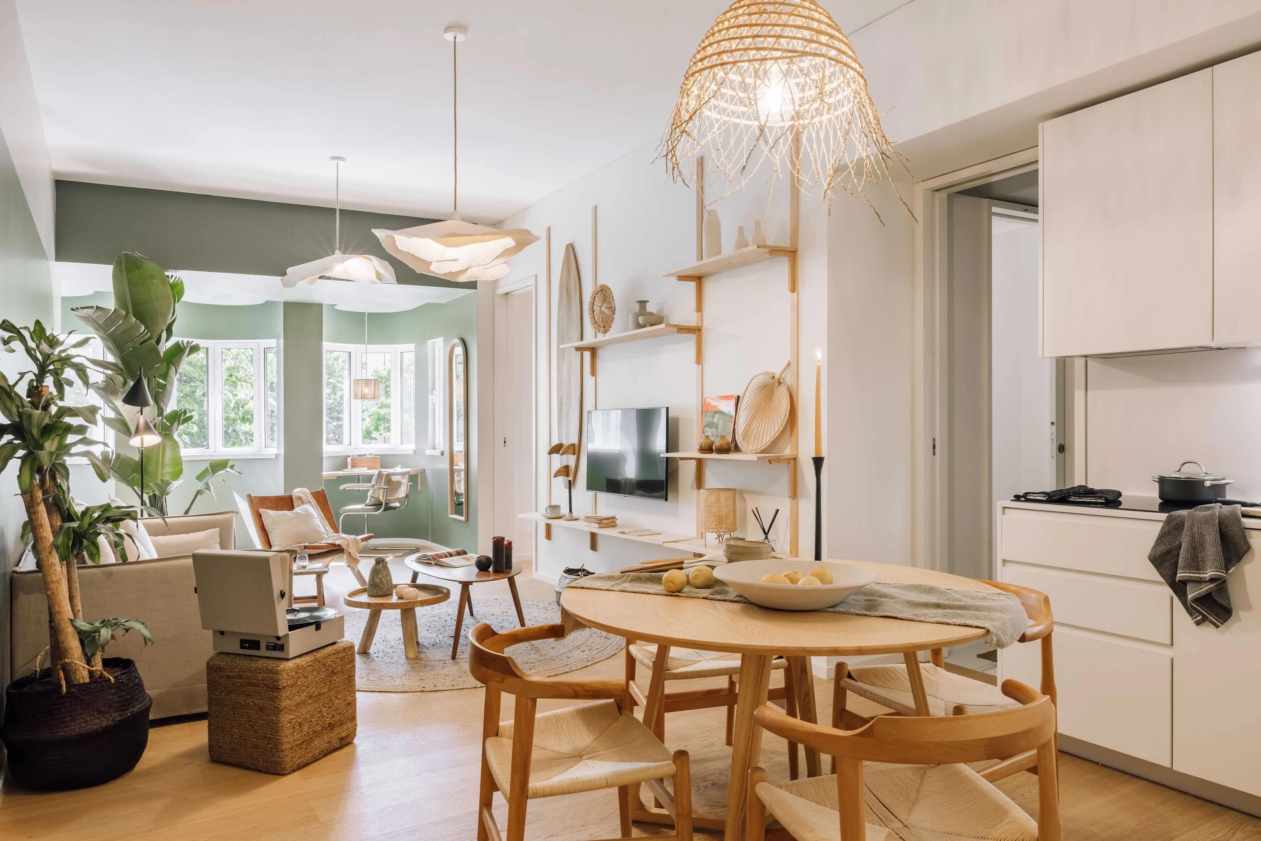 Chic Lisbon Flat With Gigabit Internet, External Displays & Pro Workstation #3