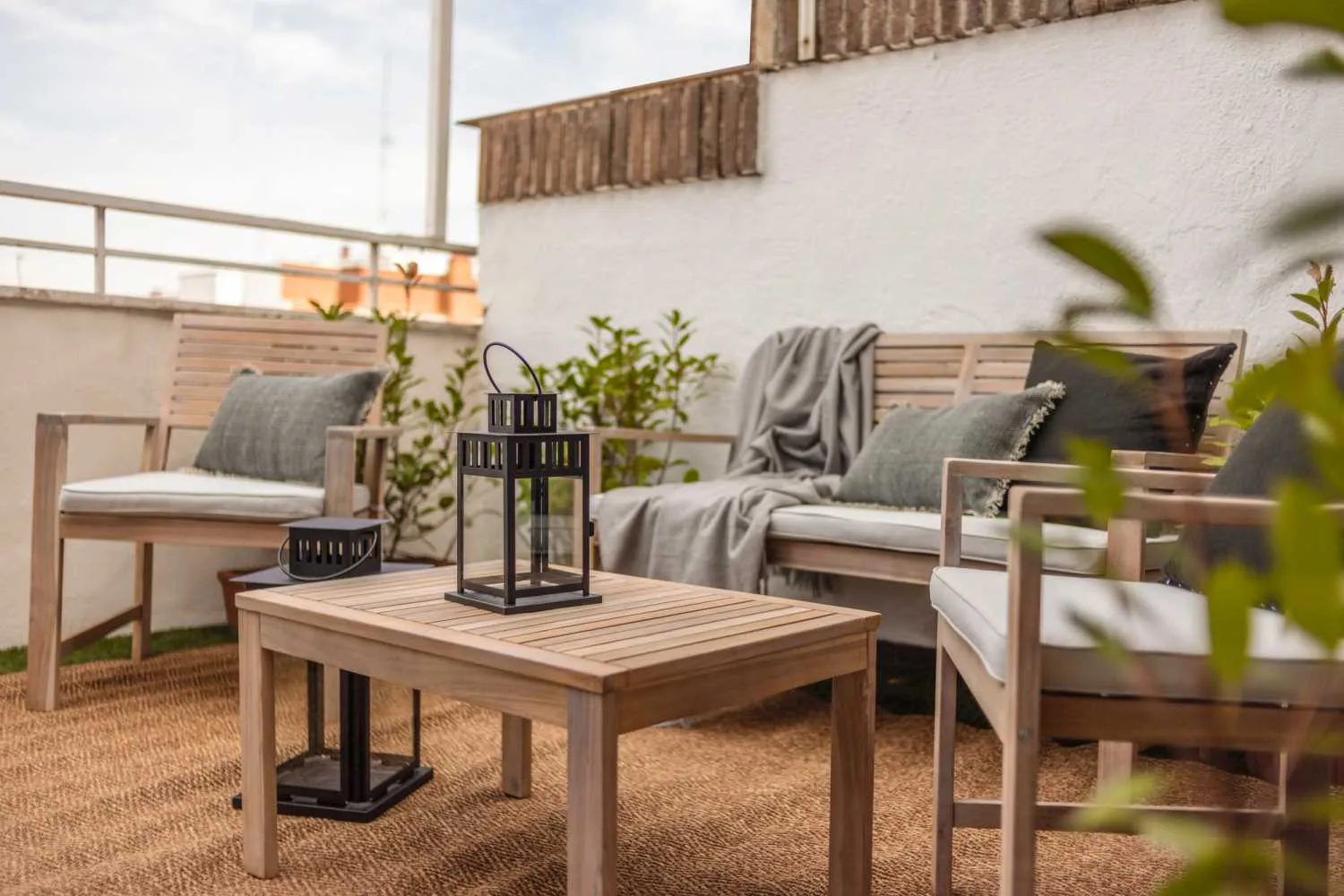 Sleek Madrid Flat With Pro Workspace, Hd Setup & Chef's Kitchen For Remote Work Flexibility #3